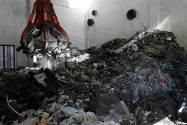 What are the precautions for operating a garbage crane？